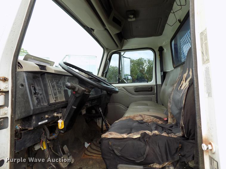 image for item DB9688 2002 International 4700 flatbed truck