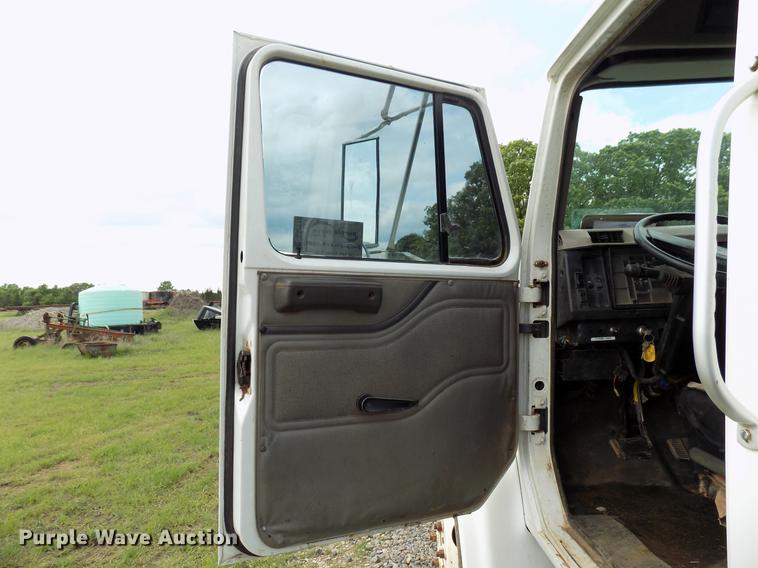 image for item DB9688 2002 International 4700 flatbed truck