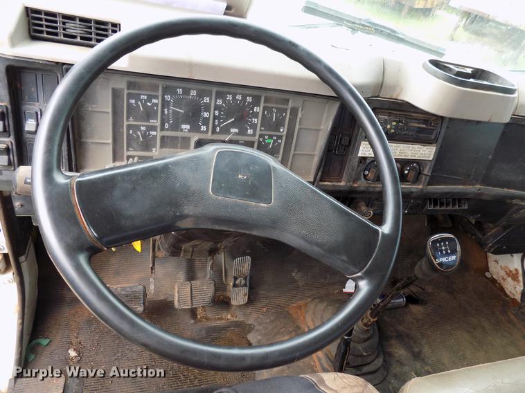 image for item DB9688 2002 International 4700 flatbed truck