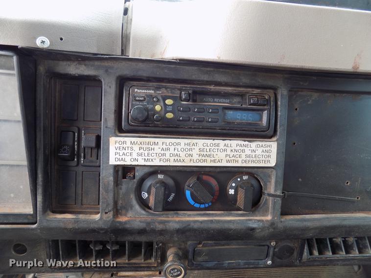 image for item DB9688 2002 International 4700 flatbed truck