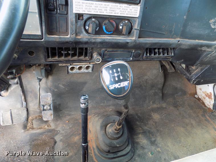 image for item DB9688 2002 International 4700 flatbed truck