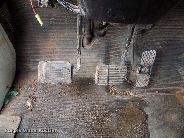 image for item DB9688 2002 International 4700 flatbed truck