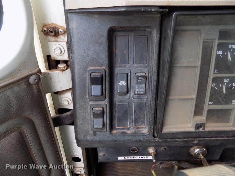 image for item DB9688 2002 International 4700 flatbed truck