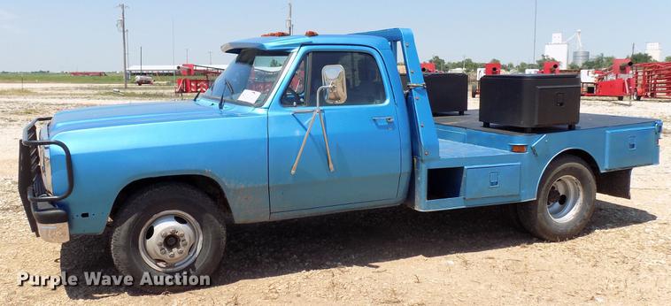image for item DB9760 1991 Dodge D350 flatbed pickup truck