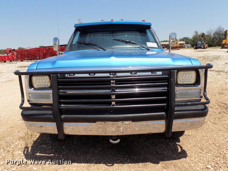 image for item DB9760 1991 Dodge D350 flatbed pickup truck