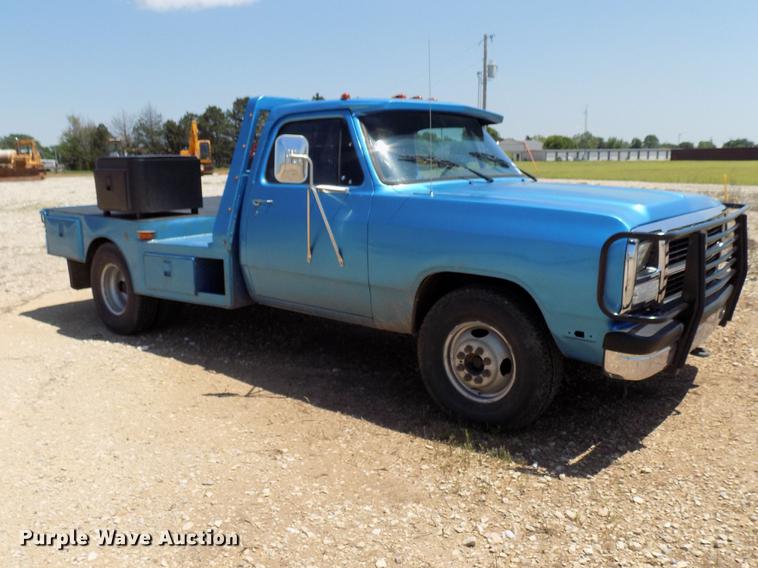 image for item DB9760 1991 Dodge D350 flatbed pickup truck