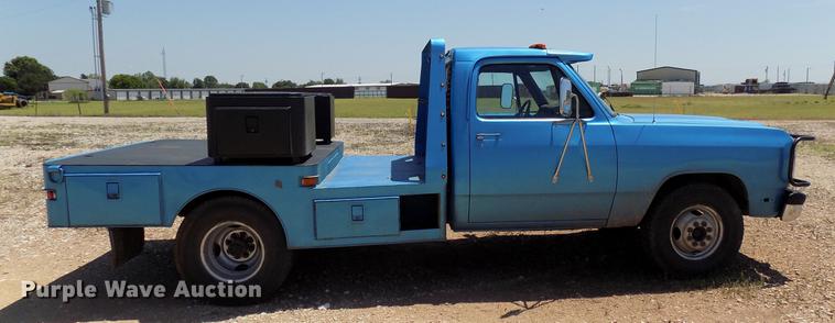 image for item DB9760 1991 Dodge D350 flatbed pickup truck