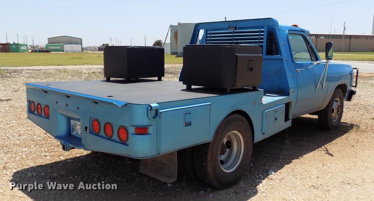 image for item DB9760 1991 Dodge D350 flatbed pickup truck
