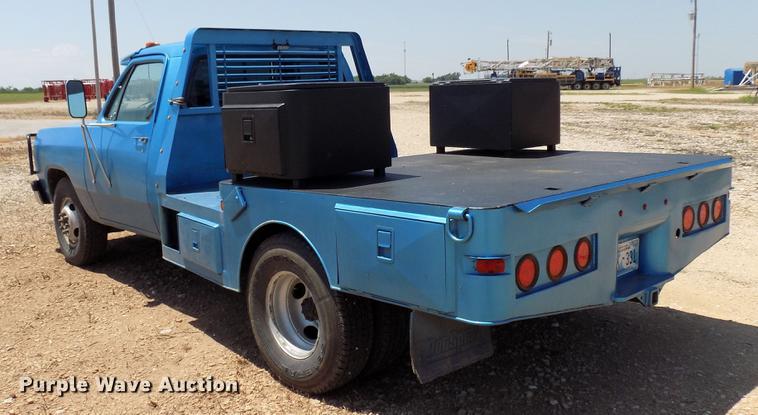 image for item DB9760 1991 Dodge D350 flatbed pickup truck