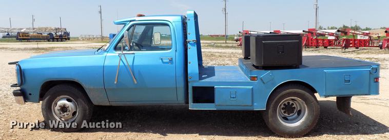 image for item DB9760 1991 Dodge D350 flatbed pickup truck