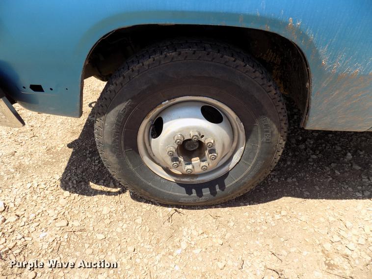 image for item DB9760 1991 Dodge D350 flatbed pickup truck