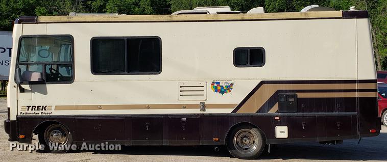 image for item DD4705 1996 Chevrolet P30 Safari Trek Pathmaker RV