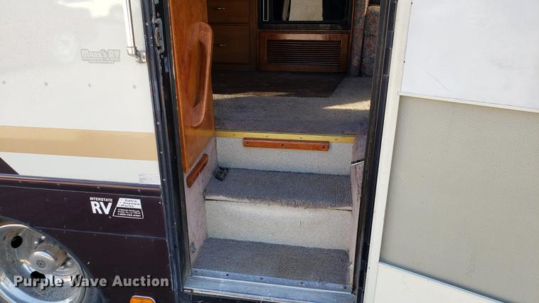 image for item DD4705 1996 Chevrolet P30 Safari Trek Pathmaker RV