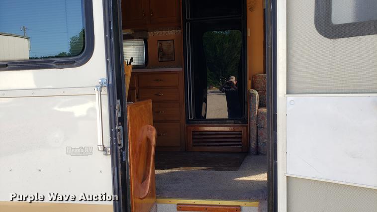 image for item DD4705 1996 Chevrolet P30 Safari Trek Pathmaker RV