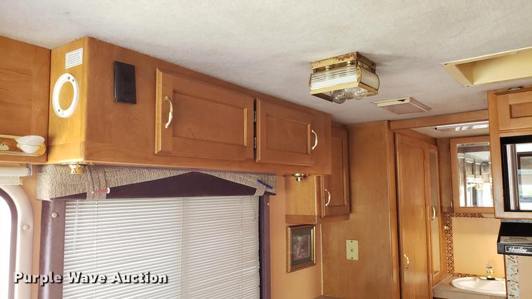 image for item DD4705 1996 Chevrolet P30 Safari Trek Pathmaker RV