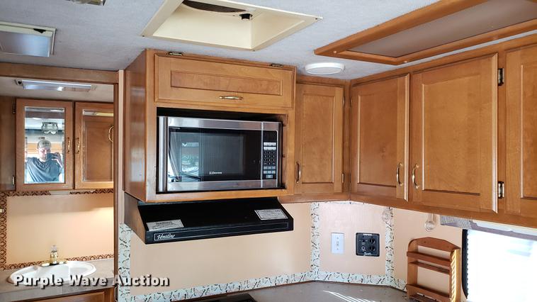 image for item DD4705 1996 Chevrolet P30 Safari Trek Pathmaker RV