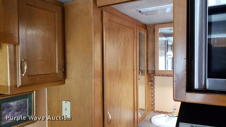 image for item DD4705 1996 Chevrolet P30 Safari Trek Pathmaker RV