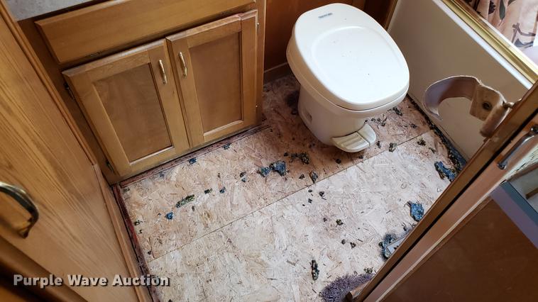 image for item DD4705 1996 Chevrolet P30 Safari Trek Pathmaker RV