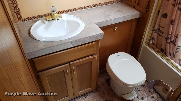 image for item DD4705 1996 Chevrolet P30 Safari Trek Pathmaker RV