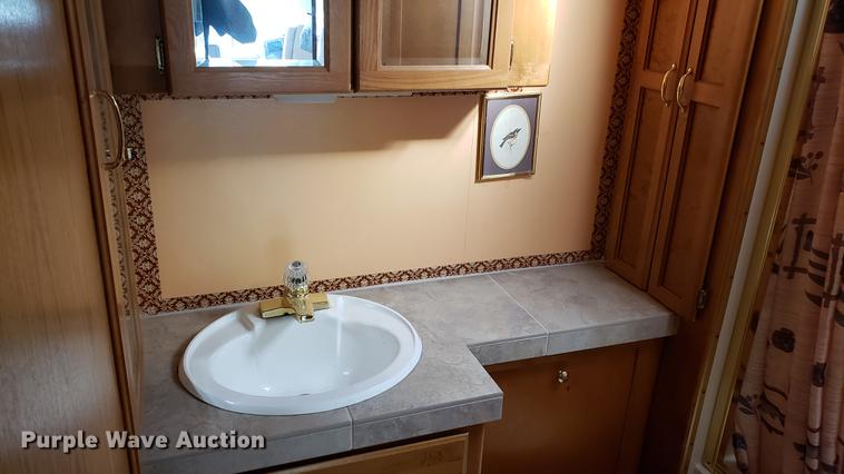 image for item DD4705 1996 Chevrolet P30 Safari Trek Pathmaker RV