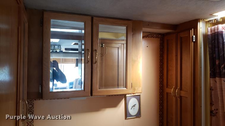 image for item DD4705 1996 Chevrolet P30 Safari Trek Pathmaker RV