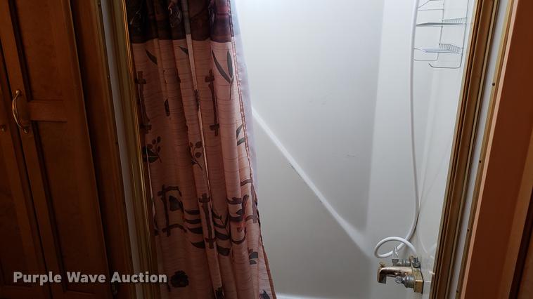 image for item DD4705 1996 Chevrolet P30 Safari Trek Pathmaker RV