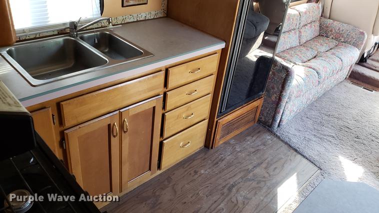 image for item DD4705 1996 Chevrolet P30 Safari Trek Pathmaker RV