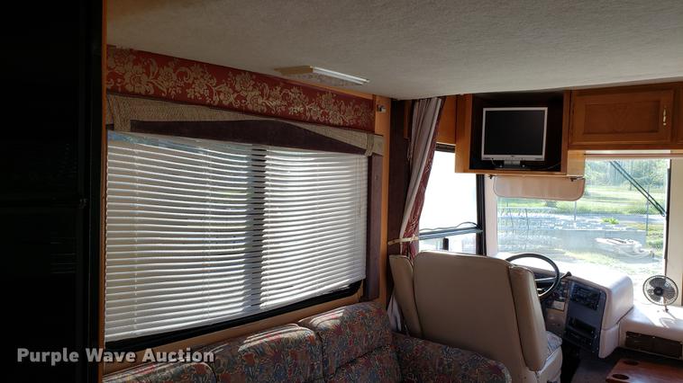 image for item DD4705 1996 Chevrolet P30 Safari Trek Pathmaker RV