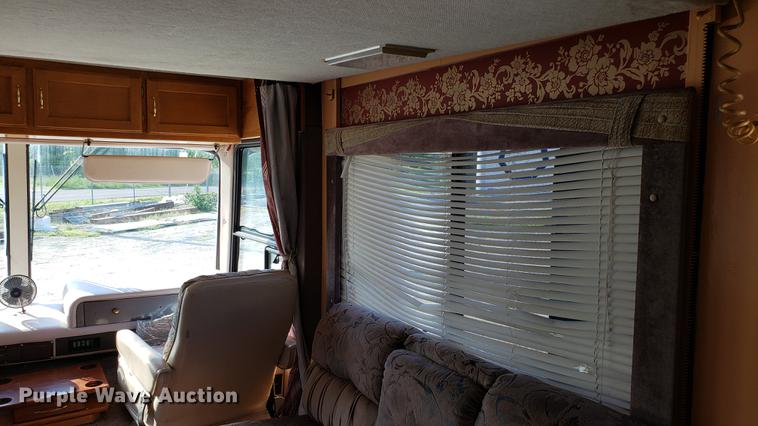 image for item DD4705 1996 Chevrolet P30 Safari Trek Pathmaker RV