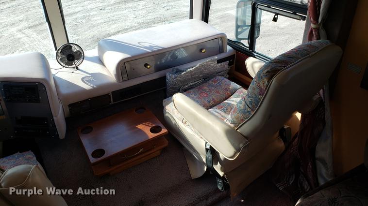 image for item DD4705 1996 Chevrolet P30 Safari Trek Pathmaker RV