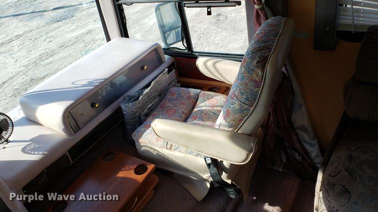 image for item DD4705 1996 Chevrolet P30 Safari Trek Pathmaker RV