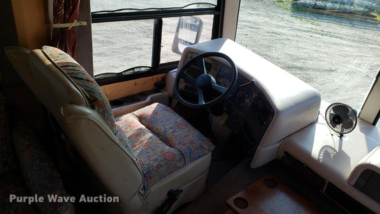 image for item DD4705 1996 Chevrolet P30 Safari Trek Pathmaker RV