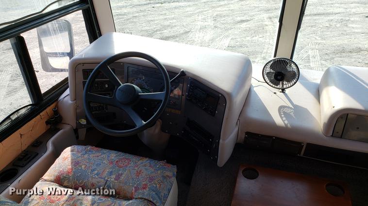 image for item DD4705 1996 Chevrolet P30 Safari Trek Pathmaker RV