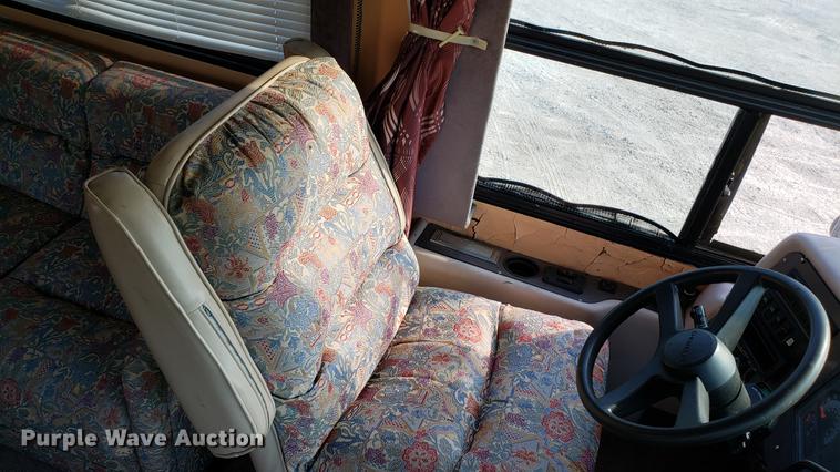 image for item DD4705 1996 Chevrolet P30 Safari Trek Pathmaker RV