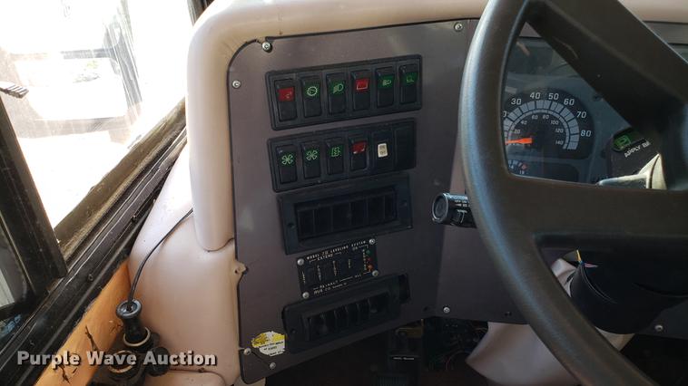 image for item DD4705 1996 Chevrolet P30 Safari Trek Pathmaker RV