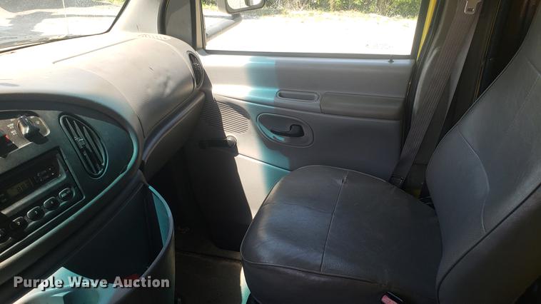 image for item DD4707 1998 Ford Econoline E350 box truck