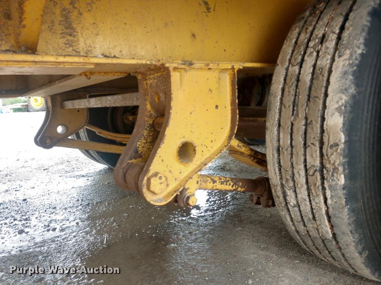 image for item DD7017 2011 Diamond C Fleetneck 31FMAX equipment trailer