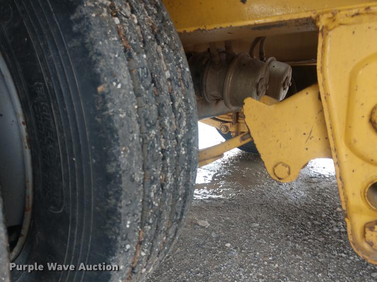 image for item DD7017 2011 Diamond C Fleetneck 31FMAX equipment trailer