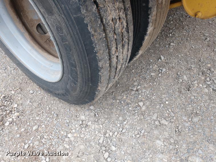 image for item DD7017 2011 Diamond C Fleetneck 31FMAX equipment trailer