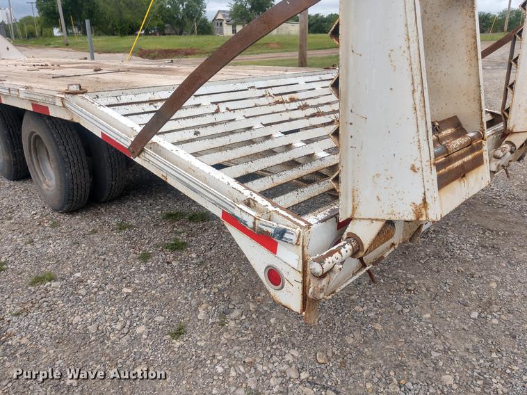 image for item DD7018 2002 Diamond C Fleetneck equipment trailer