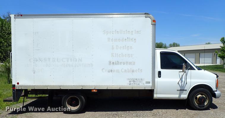 image for item DE5348 2000 GMC Savana 3500 box truck