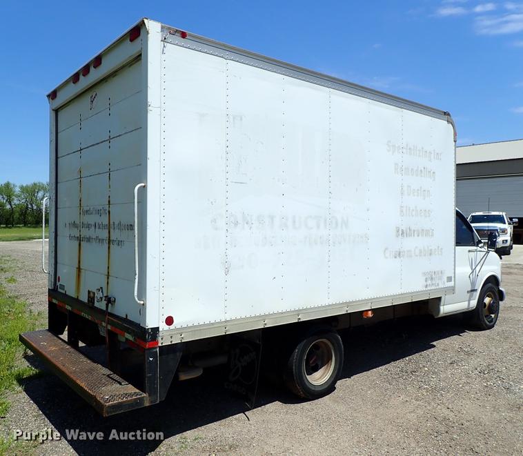 image for item DE5348 2000 GMC Savana 3500 box truck