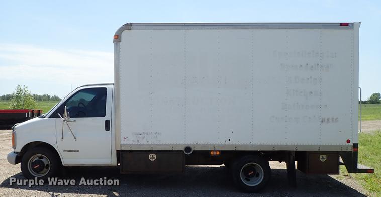 image for item DE5348 2000 GMC Savana 3500 box truck