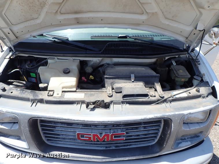 image for item DE5348 2000 GMC Savana 3500 box truck