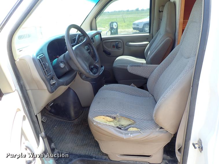 image for item DE5348 2000 GMC Savana 3500 box truck