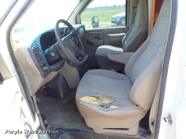 image for item DE5348 2000 GMC Savana 3500 box truck