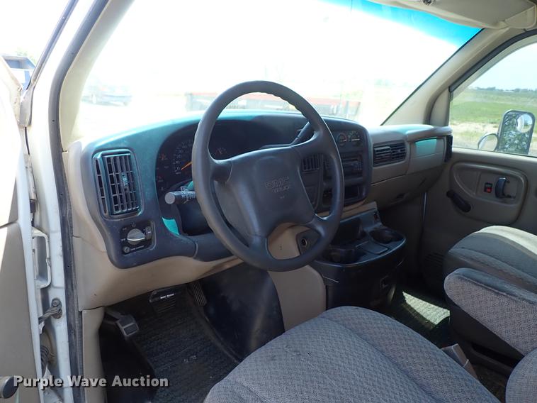 image for item DE5348 2000 GMC Savana 3500 box truck