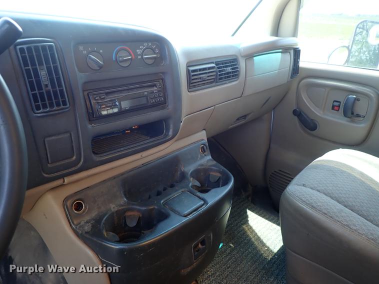 image for item DE5348 2000 GMC Savana 3500 box truck