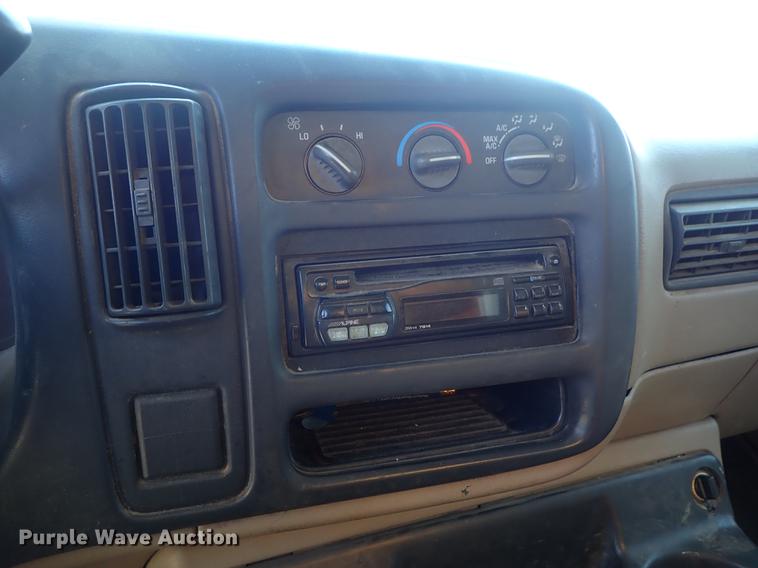 image for item DE5348 2000 GMC Savana 3500 box truck