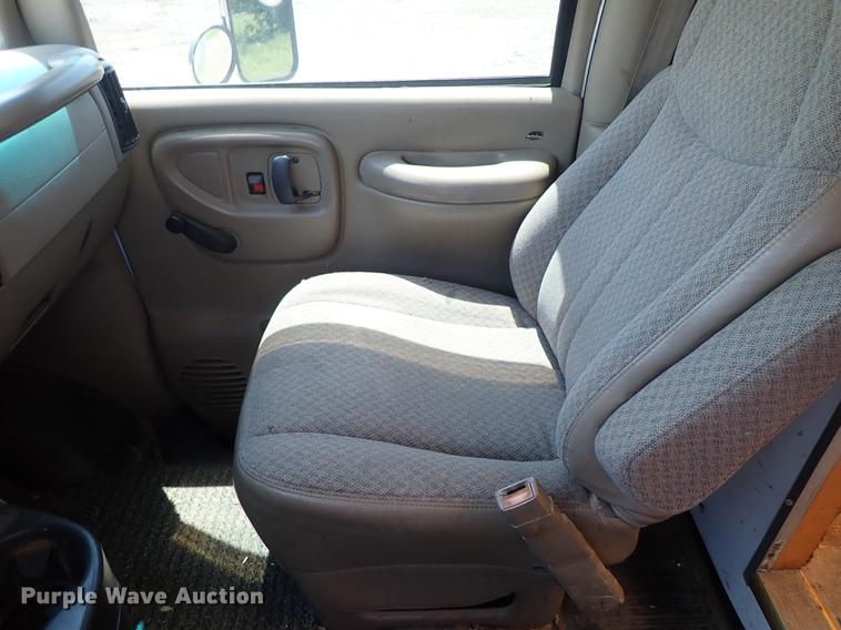 image for item DE5348 2000 GMC Savana 3500 box truck